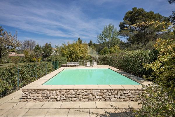 RETOUR A LA VENTE : EGUILLES : Villa principale T5 d'environ 145 m² avec 3 chambres et 1 suite parentale + T2 et studio independants sur un terrain de 4295 m² avec pisicne et abri voitures