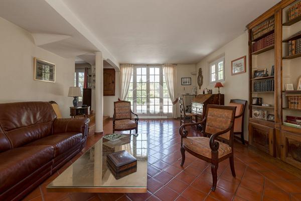 RETOUR A LA VENTE : EGUILLES : Villa principale T5 d'environ 145 m² avec 3 chambres et 1 suite parentale + T2 et studio independants sur un terrain de 4295 m² avec pisicne et abri voitures