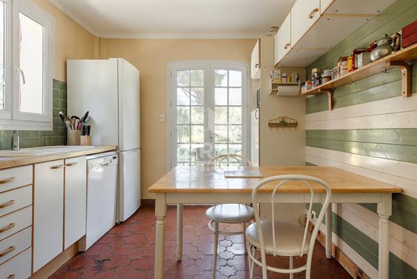 RETOUR A LA VENTE : EGUILLES : Villa principale T5 d'environ 145 m² avec 3 chambres et 1 suite parentale + T2 et studio independants sur un terrain de 4295 m² avec pisicne et abri voitures