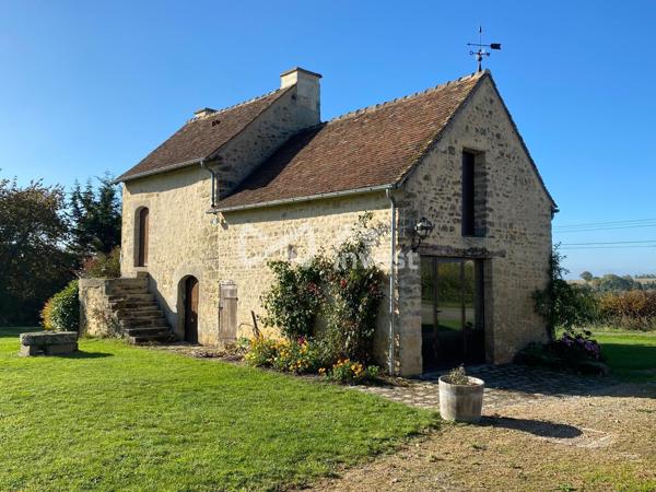 Authentique longère rénovée avec dépendances à Saint-Rémy-du-Val (72)
