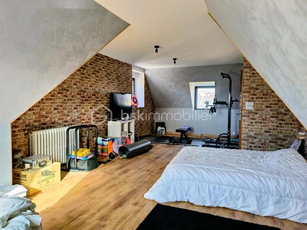 Située à proximité des commerces, écoles et services, cette maison traditionnelle d’environ 174 m² habitables offre une base solide et un potentiel certain pour un projet familial.

Implantée sur un terrain clos de 1 046 m² tout  proche du centre-ville, elle dispose:

Au rez-de-chaussée :
Entrée
-Double séjour lumineux de plus de 45 m² avec cheminée à insert
-Cuisine aménagée et équipée
-Suite parentale avec dressing et salle d’eau
-WC indépendant

À l’étage:
-Trois chambres confortables
-Mezzanine (possibilité bureau, salle de jeux ou chambre supplémentaire)
-Salle de bains
-WC indépendant

Sous-sol total:
-Espace atelier, stockage, salle de sport ou aménagement complémentaire selon vos besoins.

Un garage indépendant

Éléments techniques:
-Huisseries récemment remplacées
-Installation électrique remise aux normes
-Chauffage par chaudière à pellets
-Volets électriques centralisés
-Système de vidéosurveillance

Je serai ravi de vous apporter des informations complémentaires lors d'une visite.