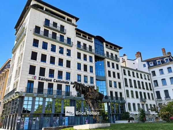 Bureau à louer Lyon adresse centrale vue Rhône et stationnement privatif