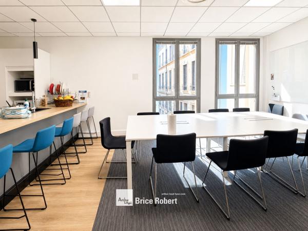 Bureau à louer Lyon adresse centrale vue Rhône et stationnement privatif
