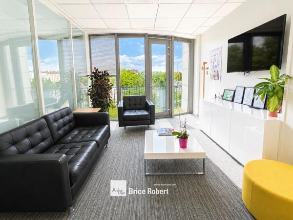 Bureau à louer Lyon adresse centrale vue Rhône et stationnement privatif