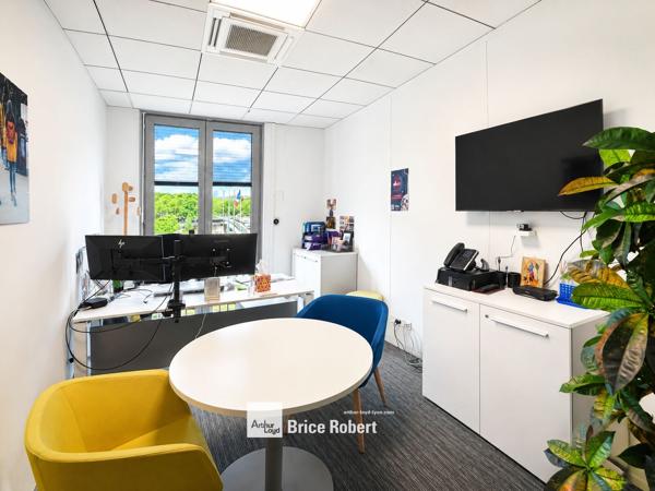 Bureau à louer Lyon adresse centrale vue Rhône et stationnement privatif