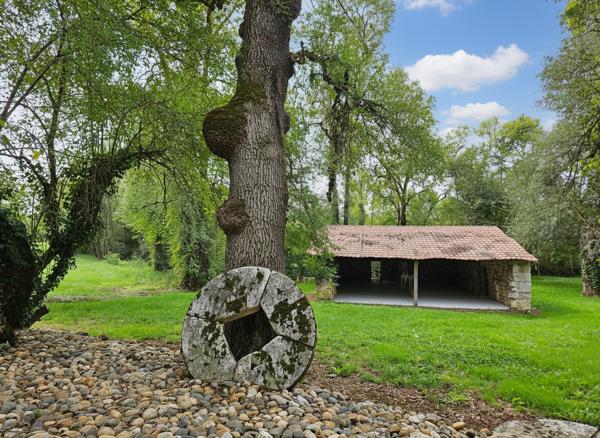 MAISON DANS LA CAMPAGNE AVEC ETANG PRiVE Condom