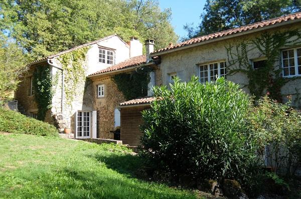 MAISON DANS LA CAMPAGNE AVEC ETANG PRiVE Condom