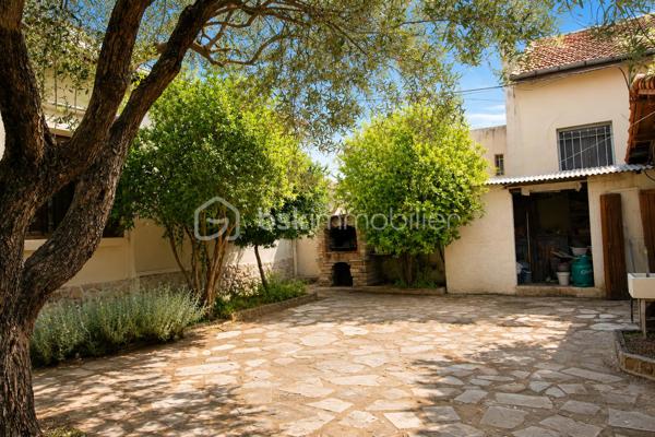 Située Route de Beaucaire à Nîmes, dans un renfoncement qui la préserve des nuisances de la circulation, cette maison traditionnelle de plain-pied d'environ 83 m² offre un cadre de vie agréable, à proximité immédiate des commerces, des écoles et de toutes les commodités.

Implantée sur un terrain arboré de 439 m², sans vis-à-vis, elle séduira les amateurs de rénovation souhaitant créer un intérieur à leur image.

La maison se compose de :

Une cuisine indépendante,
Un vaste salon-séjour lumineux,
Deux chambres,
Une salle de bains,
Un WC indépendant.

À l'extérieur, vous profiterez d'une agréable terrasse donnant sur un jardin verdoyant, d'un garage attenant aménagé, d'un abri de jardin ainsi que d'un forage, un véritable atout pour l'entretien des espaces extérieurs.

Côté équipements, la maison dispose de :

Menuiseries bois avec double vitrage,
Climatisation dans le séjour ainsi que dans une chambre.

Des travaux de rénovation sont à prévoir, permettant de moderniser les prestations et de révéler tout le potentiel de cette construction traditionnelle, reconnue pour sa solidité.

Son implantation en retrait de la route, son jardin arboré sans vis-à-vis, ses dépendances et sa proximité avec toutes les commodités en font une belle opportunité, que ce soit pour une résidence principale ou un investissement.

Une maison offrant de belles bases et un fort potentiel de valorisation après rénovation.

N'attendez plus pour venir la découvrir !