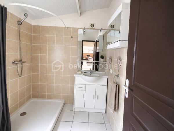 Située Route de Beaucaire à Nîmes, dans un renfoncement qui la préserve des nuisances de la circulation, cette maison traditionnelle de plain-pied d'environ 83 m² offre un cadre de vie agréable, à proximité immédiate des commerces, des écoles et de toutes les commodités.

Implantée sur un terrain arboré de 439 m², sans vis-à-vis, elle séduira les amateurs de rénovation souhaitant créer un intérieur à leur image.

La maison se compose de :

Une cuisine indépendante,
Un vaste salon-séjour lumineux,
Deux chambres,
Une salle de bains,
Un WC indépendant.

À l'extérieur, vous profiterez d'une agréable terrasse donnant sur un jardin verdoyant, d'un garage attenant aménagé, d'un abri de jardin ainsi que d'un forage, un véritable atout pour l'entretien des espaces extérieurs.

Côté équipements, la maison dispose de :

Menuiseries bois avec double vitrage,
Climatisation dans le séjour ainsi que dans une chambre.

Des travaux de rénovation sont à prévoir, permettant de moderniser les prestations et de révéler tout le potentiel de cette construction traditionnelle, reconnue pour sa solidité.

Son implantation en retrait de la route, son jardin arboré sans vis-à-vis, ses dépendances et sa proximité avec toutes les commodités en font une belle opportunité, que ce soit pour une résidence principale ou un investissement.

Une maison offrant de belles bases et un fort potentiel de valorisation après rénovation.

N'attendez plus pour venir la découvrir !