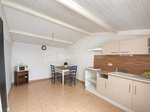 Située Route de Beaucaire à Nîmes, dans un renfoncement qui la préserve des nuisances de la circulation, cette maison traditionnelle de plain-pied d'environ 83 m² offre un cadre de vie agréable, à proximité immédiate des commerces, des écoles et de toutes les commodités.

Implantée sur un terrain arboré de 439 m², sans vis-à-vis, elle séduira les amateurs de rénovation souhaitant créer un intérieur à leur image.

La maison se compose de :

Une cuisine indépendante,
Un vaste salon-séjour lumineux,
Deux chambres,
Une salle de bains,
Un WC indépendant.

À l'extérieur, vous profiterez d'une agréable terrasse donnant sur un jardin verdoyant, d'un garage attenant aménagé, d'un abri de jardin ainsi que d'un forage, un véritable atout pour l'entretien des espaces extérieurs.

Côté équipements, la maison dispose de :

Menuiseries bois avec double vitrage,
Climatisation dans le séjour ainsi que dans une chambre.

Des travaux de rénovation sont à prévoir, permettant de moderniser les prestations et de révéler tout le potentiel de cette construction traditionnelle, reconnue pour sa solidité.

Son implantation en retrait de la route, son jardin arboré sans vis-à-vis, ses dépendances et sa proximité avec toutes les commodités en font une belle opportunité, que ce soit pour une résidence principale ou un investissement.

Une maison offrant de belles bases et un fort potentiel de valorisation après rénovation.

N'attendez plus pour venir la découvrir !