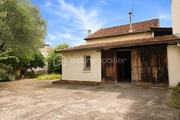 Située Route de Beaucaire à Nîmes, dans un renfoncement qui la préserve des nuisances de la circulation, cette maison traditionnelle de plain-pied d'environ 83 m² offre un cadre de vie agréable, à proximité immédiate des commerces, des écoles et de toutes les commodités.

Implantée sur un terrain arboré de 439 m², sans vis-à-vis, elle séduira les amateurs de rénovation souhaitant créer un intérieur à leur image.

La maison se compose de :

Une cuisine indépendante,
Un vaste salon-séjour lumineux,
Deux chambres,
Une salle de bains,
Un WC indépendant.

À l'extérieur, vous profiterez d'une agréable terrasse donnant sur un jardin verdoyant, d'un garage attenant aménagé, d'un abri de jardin ainsi que d'un forage, un véritable atout pour l'entretien des espaces extérieurs.

Côté équipements, la maison dispose de :

Menuiseries bois avec double vitrage,
Climatisation dans le séjour ainsi que dans une chambre.

Des travaux de rénovation sont à prévoir, permettant de moderniser les prestations et de révéler tout le potentiel de cette construction traditionnelle, reconnue pour sa solidité.

Son implantation en retrait de la route, son jardin arboré sans vis-à-vis, ses dépendances et sa proximité avec toutes les commodités en font une belle opportunité, que ce soit pour une résidence principale ou un investissement.

Une maison offrant de belles bases et un fort potentiel de valorisation après rénovation.

N'attendez plus pour venir la découvrir !