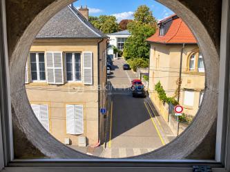 SUPERBE OPPORTUNITE A MONTIGNY LES METZ // VACQUINIERE // GARAGES // 460m2.

Découvrez ce bien rare situé dans le quartier recherché de la VACQUINIERE.
Dans cet Immeuble solide et de caractère, vous trouverez : 
- 4 appartements dont 3 loués (2 X 85m2 ; 2X62m2)
- Une cellule commerciale d'environ 170 m2 à louer en l'état ou à modifier en 2 appartements très facilement (un Projet et plan de rénovation sont à disposition ).
- 6 garages à rénover, représentant un atout considérable dans cet environnement urbain et dynamique.

La TOITURE EST NEUVE, Le Chauffage individuel est au GAZ, le sous-sol dispose de 160m2 de caves.
- DPE IMMEUBLE : D

Un investissement de premier ordre avec marge de progression.
GARE-CENTRE VILLE-AUTOROUTES à proximité.

Dossier complet, éléments locatifs et informations complémentaires disponibles sur demande.
Je reste à votre écoute pour tout complément d'information.
Céline.