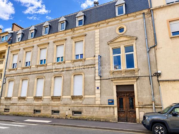 SUPERBE OPPORTUNITE A MONTIGNY LES METZ // VACQUINIERE // GARAGES // 460m2.

Découvrez ce bien rare situé dans le quartier recherché de la VACQUINIERE.
Dans cet Immeuble solide et de caractère, vous trouverez : 
- 4 appartements dont 3 loués (2 X 85m2 ; 2X62m2)
- Une cellule commerciale d'environ 170 m2 à louer en l'état ou à modifier en 2 appartements très facilement (un Projet et plan de rénovation sont à disposition ).
- 6 garages à rénover, représentant un atout considérable dans cet environnement urbain et dynamique.

La TOITURE EST NEUVE, Le Chauffage individuel est au GAZ, le sous-sol dispose de 160m2 de caves.
- DPE IMMEUBLE : D

Un investissement de premier ordre avec marge de progression.
GARE-CENTRE VILLE-AUTOROUTES à proximité.

Dossier complet, éléments locatifs et informations complémentaires disponibles sur demande.
Je reste à votre écoute pour tout complément d'information.
Céline.