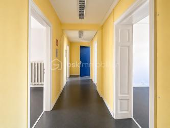 SUPERBE OPPORTUNITE A MONTIGNY LES METZ // VACQUINIERE // GARAGES // 460m2.

Découvrez ce bien rare situé dans le quartier recherché de la VACQUINIERE.
Dans cet Immeuble solide et de caractère, vous trouverez : 
- 4 appartements dont 3 loués (2 X 85m2 ; 2X62m2)
- Une cellule commerciale d'environ 170 m2 à louer en l'état ou à modifier en 2 appartements très facilement (un Projet et plan de rénovation sont à disposition ).
- 6 garages à rénover, représentant un atout considérable dans cet environnement urbain et dynamique.

La TOITURE EST NEUVE, Le Chauffage individuel est au GAZ, le sous-sol dispose de 160m2 de caves.
- DPE IMMEUBLE : D

Un investissement de premier ordre avec marge de progression.
GARE-CENTRE VILLE-AUTOROUTES à proximité.

Dossier complet, éléments locatifs et informations complémentaires disponibles sur demande.
Je reste à votre écoute pour tout complément d'information.
Céline.