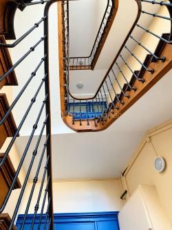 SUPERBE OPPORTUNITE A MONTIGNY LES METZ // VACQUINIERE // GARAGES // 460m2.

Découvrez ce bien rare situé dans le quartier recherché de la VACQUINIERE.
Dans cet Immeuble solide et de caractère, vous trouverez : 
- 4 appartements dont 3 loués (2 X 85m2 ; 2X62m2)
- Une cellule commerciale d'environ 170 m2 à louer en l'état ou à modifier en 2 appartements très facilement (un Projet et plan de rénovation sont à disposition ).
- 6 garages à rénover, représentant un atout considérable dans cet environnement urbain et dynamique.

La TOITURE EST NEUVE, Le Chauffage individuel est au GAZ, le sous-sol dispose de 160m2 de caves.
- DPE IMMEUBLE : D

Un investissement de premier ordre avec marge de progression.
GARE-CENTRE VILLE-AUTOROUTES à proximité.

Dossier complet, éléments locatifs et informations complémentaires disponibles sur demande.
Je reste à votre écoute pour tout complément d'information.
Céline.