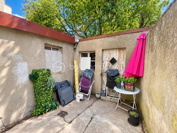 SUPERBE OPPORTUNITE A MONTIGNY LES METZ // VACQUINIERE // GARAGES // 460m2.

Découvrez ce bien rare situé dans le quartier recherché de la VACQUINIERE.
Dans cet Immeuble solide et de caractère, vous trouverez : 
- 4 appartements dont 3 loués (2 X 85m2 ; 2X62m2)
- Une cellule commerciale d'environ 170 m2 à louer en l'état ou à modifier en 2 appartements très facilement (un Projet et plan de rénovation sont à disposition ).
- 6 garages à rénover, représentant un atout considérable dans cet environnement urbain et dynamique.

La TOITURE EST NEUVE, Le Chauffage individuel est au GAZ, le sous-sol dispose de 160m2 de caves.
- DPE IMMEUBLE : D

Un investissement de premier ordre avec marge de progression.
GARE-CENTRE VILLE-AUTOROUTES à proximité.

Dossier complet, éléments locatifs et informations complémentaires disponibles sur demande.
Je reste à votre écoute pour tout complément d'information.
Céline.
