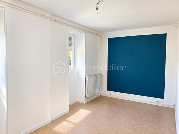 SUPERBE OPPORTUNITE A MONTIGNY LES METZ // VACQUINIERE // GARAGES // 460m2.

Découvrez ce bien rare situé dans le quartier recherché de la VACQUINIERE.
Dans cet Immeuble solide et de caractère, vous trouverez : 
- 4 appartements dont 3 loués (2 X 85m2 ; 2X62m2)
- Une cellule commerciale d'environ 170 m2 à louer en l'état ou à modifier en 2 appartements très facilement (un Projet et plan de rénovation sont à disposition ).
- 6 garages à rénover, représentant un atout considérable dans cet environnement urbain et dynamique.

La TOITURE EST NEUVE, Le Chauffage individuel est au GAZ, le sous-sol dispose de 160m2 de caves.
- DPE IMMEUBLE : D

Un investissement de premier ordre avec marge de progression.
GARE-CENTRE VILLE-AUTOROUTES à proximité.

Dossier complet, éléments locatifs et informations complémentaires disponibles sur demande.
Je reste à votre écoute pour tout complément d'information.
Céline.