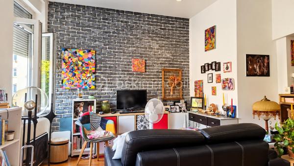 SUPERBE OPPORTUNITE A MONTIGNY LES METZ // VACQUINIERE // GARAGES // 460m2.

Découvrez ce bien rare situé dans le quartier recherché de la VACQUINIERE.
Dans cet Immeuble solide et de caractère, vous trouverez : 
- 4 appartements dont 3 loués (2 X 85m2 ; 2X62m2)
- Une cellule commerciale d'environ 170 m2 à louer en l'état ou à modifier en 2 appartements très facilement (un Projet et plan de rénovation sont à disposition ).
- 6 garages à rénover, représentant un atout considérable dans cet environnement urbain et dynamique.

La TOITURE EST NEUVE, Le Chauffage individuel est au GAZ, le sous-sol dispose de 160m2 de caves.
- DPE IMMEUBLE : D

Un investissement de premier ordre avec marge de progression.
GARE-CENTRE VILLE-AUTOROUTES à proximité.

Dossier complet, éléments locatifs et informations complémentaires disponibles sur demande.
Je reste à votre écoute pour tout complément d'information.
Céline.