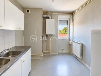 SUPERBE OPPORTUNITE A MONTIGNY LES METZ // VACQUINIERE // GARAGES // 460m2.

Découvrez ce bien rare situé dans le quartier recherché de la VACQUINIERE.
Dans cet Immeuble solide et de caractère, vous trouverez : 
- 4 appartements dont 3 loués (2 X 85m2 ; 2X62m2)
- Une cellule commerciale d'environ 170 m2 à louer en l'état ou à modifier en 2 appartements très facilement (un Projet et plan de rénovation sont à disposition ).
- 6 garages à rénover, représentant un atout considérable dans cet environnement urbain et dynamique.

La TOITURE EST NEUVE, Le Chauffage individuel est au GAZ, le sous-sol dispose de 160m2 de caves.
- DPE IMMEUBLE : D

Un investissement de premier ordre avec marge de progression.
GARE-CENTRE VILLE-AUTOROUTES à proximité.

Dossier complet, éléments locatifs et informations complémentaires disponibles sur demande.
Je reste à votre écoute pour tout complément d'information.
Céline.
