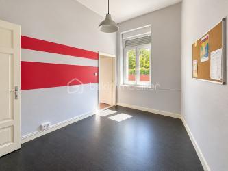 SUPERBE OPPORTUNITE A MONTIGNY LES METZ // VACQUINIERE // GARAGES // 460m2.

Découvrez ce bien rare situé dans le quartier recherché de la VACQUINIERE.
Dans cet Immeuble solide et de caractère, vous trouverez : 
- 4 appartements dont 3 loués (2 X 85m2 ; 2X62m2)
- Une cellule commerciale d'environ 170 m2 à louer en l'état ou à modifier en 2 appartements très facilement (un Projet et plan de rénovation sont à disposition ).
- 6 garages à rénover, représentant un atout considérable dans cet environnement urbain et dynamique.

La TOITURE EST NEUVE, Le Chauffage individuel est au GAZ, le sous-sol dispose de 160m2 de caves.
- DPE IMMEUBLE : D

Un investissement de premier ordre avec marge de progression.
GARE-CENTRE VILLE-AUTOROUTES à proximité.

Dossier complet, éléments locatifs et informations complémentaires disponibles sur demande.
Je reste à votre écoute pour tout complément d'information.
Céline.