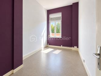 SUPERBE OPPORTUNITE A MONTIGNY LES METZ // VACQUINIERE // GARAGES // 460m2.

Découvrez ce bien rare situé dans le quartier recherché de la VACQUINIERE.
Dans cet Immeuble solide et de caractère, vous trouverez : 
- 4 appartements dont 3 loués (2 X 85m2 ; 2X62m2)
- Une cellule commerciale d'environ 170 m2 à louer en l'état ou à modifier en 2 appartements très facilement (un Projet et plan de rénovation sont à disposition ).
- 6 garages à rénover, représentant un atout considérable dans cet environnement urbain et dynamique.

La TOITURE EST NEUVE, Le Chauffage individuel est au GAZ, le sous-sol dispose de 160m2 de caves.
- DPE IMMEUBLE : D

Un investissement de premier ordre avec marge de progression.
GARE-CENTRE VILLE-AUTOROUTES à proximité.

Dossier complet, éléments locatifs et informations complémentaires disponibles sur demande.
Je reste à votre écoute pour tout complément d'information.
Céline.
