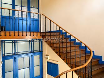 SUPERBE OPPORTUNITE A MONTIGNY LES METZ // VACQUINIERE // GARAGES // 460m2.

Découvrez ce bien rare situé dans le quartier recherché de la VACQUINIERE.
Dans cet Immeuble solide et de caractère, vous trouverez : 
- 4 appartements dont 3 loués (2 X 85m2 ; 2X62m2)
- Une cellule commerciale d'environ 170 m2 à louer en l'état ou à modifier en 2 appartements très facilement (un Projet et plan de rénovation sont à disposition ).
- 6 garages à rénover, représentant un atout considérable dans cet environnement urbain et dynamique.

La TOITURE EST NEUVE, Le Chauffage individuel est au GAZ, le sous-sol dispose de 160m2 de caves.
- DPE IMMEUBLE : D

Un investissement de premier ordre avec marge de progression.
GARE-CENTRE VILLE-AUTOROUTES à proximité.

Dossier complet, éléments locatifs et informations complémentaires disponibles sur demande.
Je reste à votre écoute pour tout complément d'information.
Céline.