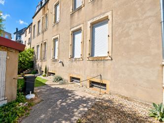 SUPERBE OPPORTUNITE A MONTIGNY LES METZ // VACQUINIERE // GARAGES // 460m2.

Découvrez ce bien rare situé dans le quartier recherché de la VACQUINIERE.
Dans cet Immeuble solide et de caractère, vous trouverez : 
- 4 appartements dont 3 loués (2 X 85m2 ; 2X62m2)
- Une cellule commerciale d'environ 170 m2 à louer en l'état ou à modifier en 2 appartements très facilement (un Projet et plan de rénovation sont à disposition ).
- 6 garages à rénover, représentant un atout considérable dans cet environnement urbain et dynamique.

La TOITURE EST NEUVE, Le Chauffage individuel est au GAZ, le sous-sol dispose de 160m2 de caves.
- DPE IMMEUBLE : D

Un investissement de premier ordre avec marge de progression.
GARE-CENTRE VILLE-AUTOROUTES à proximité.

Dossier complet, éléments locatifs et informations complémentaires disponibles sur demande.
Je reste à votre écoute pour tout complément d'information.
Céline.