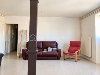SUPERBE OPPORTUNITE A MONTIGNY LES METZ // VACQUINIERE // GARAGES // 460m2.

Découvrez ce bien rare situé dans le quartier recherché de la VACQUINIERE.
Dans cet Immeuble solide et de caractère, vous trouverez : 
- 4 appartements dont 3 loués (2 X 85m2 ; 2X62m2)
- Une cellule commerciale d'environ 170 m2 à louer en l'état ou à modifier en 2 appartements très facilement (un Projet et plan de rénovation sont à disposition ).
- 6 garages à rénover, représentant un atout considérable dans cet environnement urbain et dynamique.

La TOITURE EST NEUVE, Le Chauffage individuel est au GAZ, le sous-sol dispose de 160m2 de caves.
- DPE IMMEUBLE : D

Un investissement de premier ordre avec marge de progression.
GARE-CENTRE VILLE-AUTOROUTES à proximité.

Dossier complet, éléments locatifs et informations complémentaires disponibles sur demande.
Je reste à votre écoute pour tout complément d'information.
Céline.
