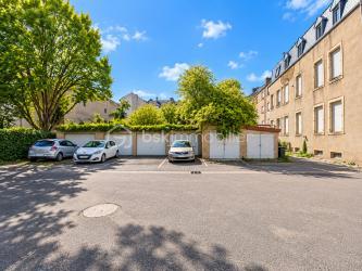 SUPERBE OPPORTUNITE A MONTIGNY LES METZ // VACQUINIERE // GARAGES // 460m2.

Découvrez ce bien rare situé dans le quartier recherché de la VACQUINIERE.
Dans cet Immeuble solide et de caractère, vous trouverez : 
- 4 appartements dont 3 loués (2 X 85m2 ; 2X62m2)
- Une cellule commerciale d'environ 170 m2 à louer en l'état ou à modifier en 2 appartements très facilement (un Projet et plan de rénovation sont à disposition ).
- 6 garages à rénover, représentant un atout considérable dans cet environnement urbain et dynamique.

La TOITURE EST NEUVE, Le Chauffage individuel est au GAZ, le sous-sol dispose de 160m2 de caves.
- DPE IMMEUBLE : D

Un investissement de premier ordre avec marge de progression.
GARE-CENTRE VILLE-AUTOROUTES à proximité.

Dossier complet, éléments locatifs et informations complémentaires disponibles sur demande.
Je reste à votre écoute pour tout complément d'information.
Céline.