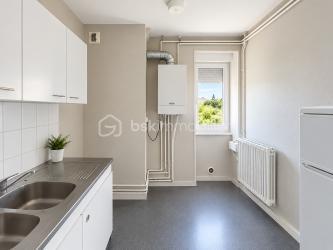 SUPERBE OPPORTUNITE A MONTIGNY LES METZ // VACQUINIERE // GARAGES // 460m2.

Découvrez ce bien rare situé dans le quartier recherché de la VACQUINIERE.
Dans cet Immeuble solide et de caractère, vous trouverez : 
- 4 appartements dont 3 loués (2 X 85m2 ; 2X62m2)
- Une cellule commerciale d'environ 170 m2 à louer en l'état ou à modifier en 2 appartements très facilement (un Projet et plan de rénovation sont à disposition ).
- 6 garages à rénover, représentant un atout considérable dans cet environnement urbain et dynamique.

La TOITURE EST NEUVE, Le Chauffage individuel est au GAZ, le sous-sol dispose de 160m2 de caves.
- DPE IMMEUBLE : D

Un investissement de premier ordre avec marge de progression.
GARE-CENTRE VILLE-AUTOROUTES à proximité.

Dossier complet, éléments locatifs et informations complémentaires disponibles sur demande.
Je reste à votre écoute pour tout complément d'information.
Céline.