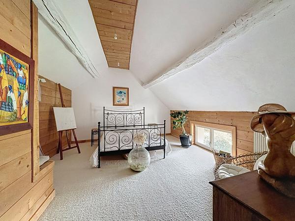 Demeure de charme située à Bassevelle - 260 m2 - pièce de vie de 100 m2 - 4 chambres - piscine couverte - garage et nombreux stationnements