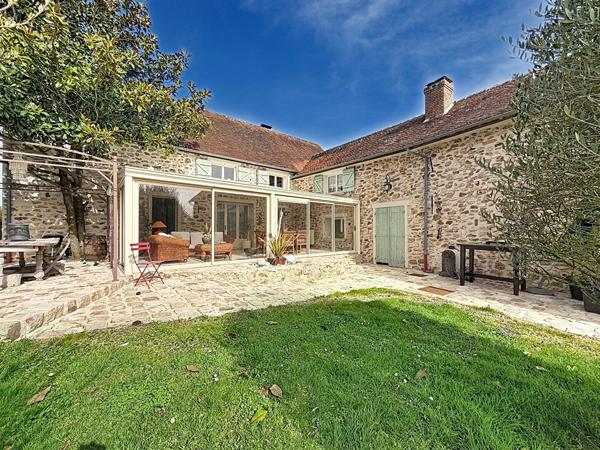 Demeure de charme située à Bassevelle - 260 m2 - pièce de vie de 100 m2 - 4 chambres - piscine couverte - garage et nombreux stationnements