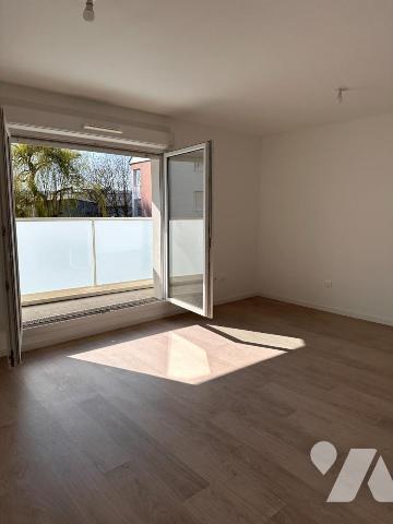 PETIT-QUEVILLY Mairie. F4 avec balcon + parking