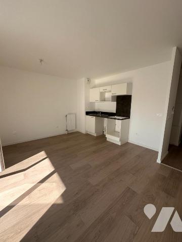 PETIT-QUEVILLY Mairie. F4 avec balcon + parking