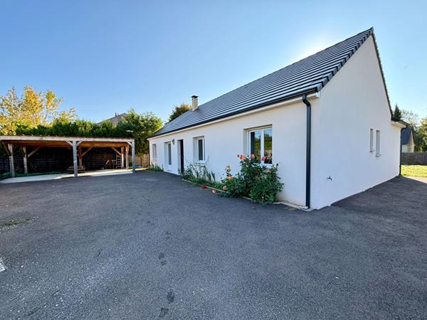 Maison de plain pied récente avec dependances