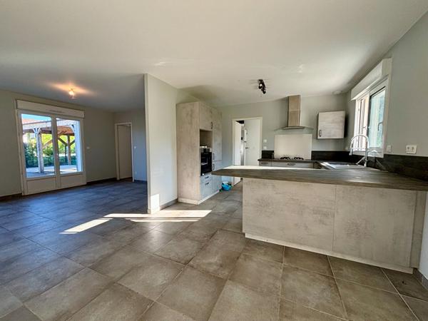 Maison de plain pied récente avec dependances