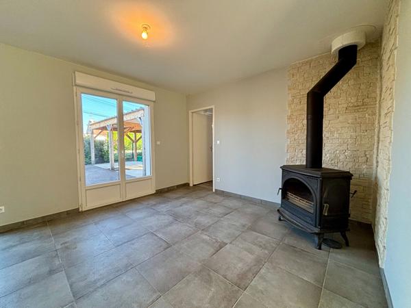 Maison de plain pied récente avec dependances