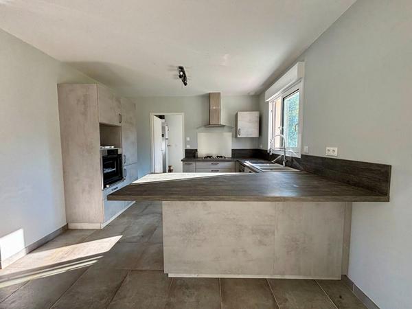 Maison de plain pied récente avec dependances