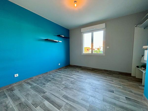 Maison de plain pied récente avec dependances