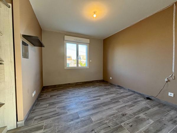 Maison de plain pied récente avec dependances