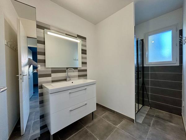 Maison de plain pied récente avec dependances