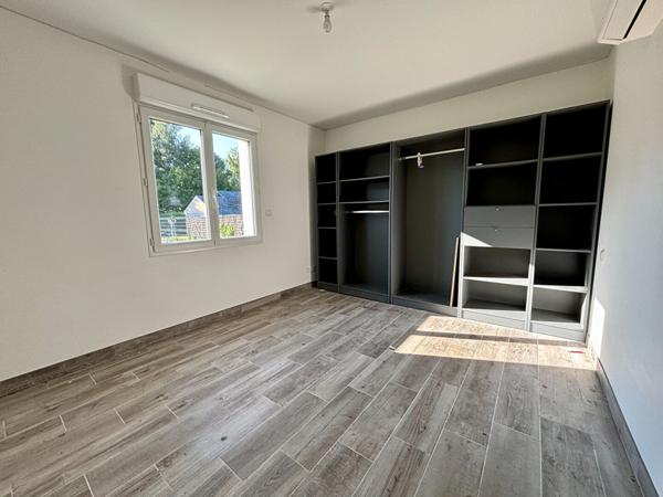 Maison de plain pied récente avec dependances