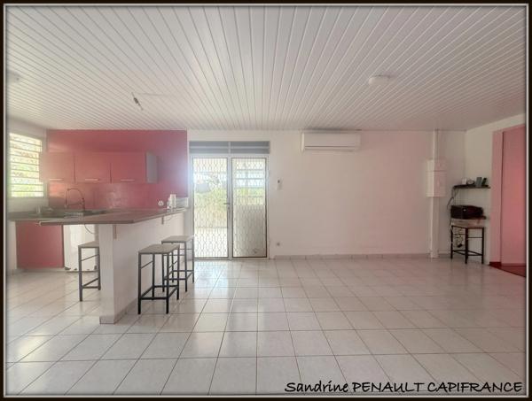 A VENDRE A KOUROU (GUYANE FRANCAISE) UNE CHARMANTE MAISON INDIVIDUELLE T4 de 90 m² - TERRAIN DE 367 m² - AU PRIX DE 263 000 €.