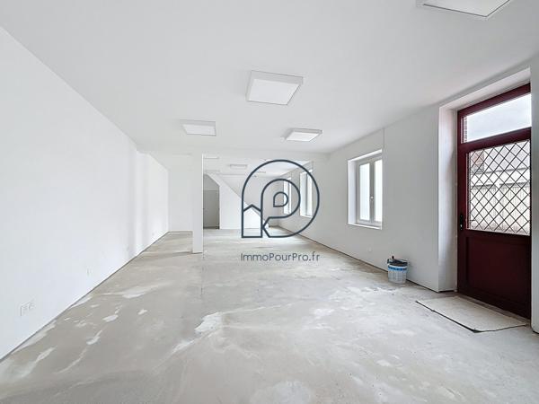 La Madeleine – Immeuble de bureaux 126 m² entièrement rénové | Sans copropriété | À vendre
