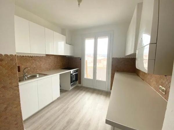 Appartement à louer 3 pièces 131.78m²