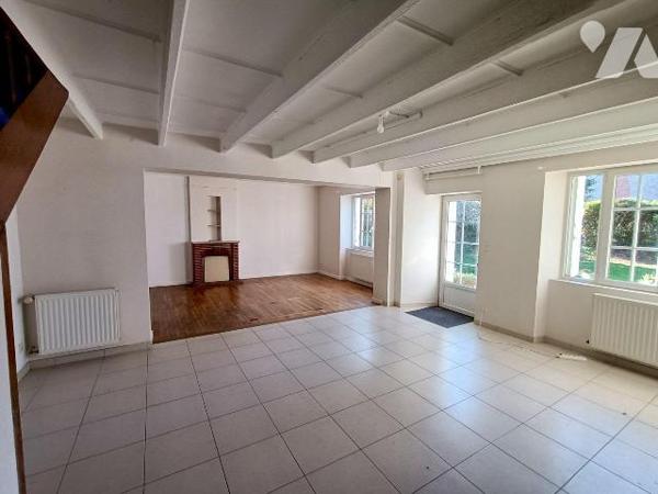 NOUVEAUTE TRENTE CINQ NOTAIRES - A proximité des commerces et commodités - cette maison de cara...