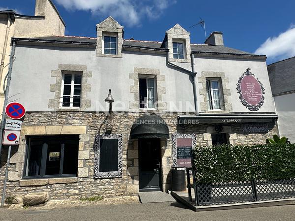 Questembert Centre-Ville  Ensemble immobilier à fort potentiel.