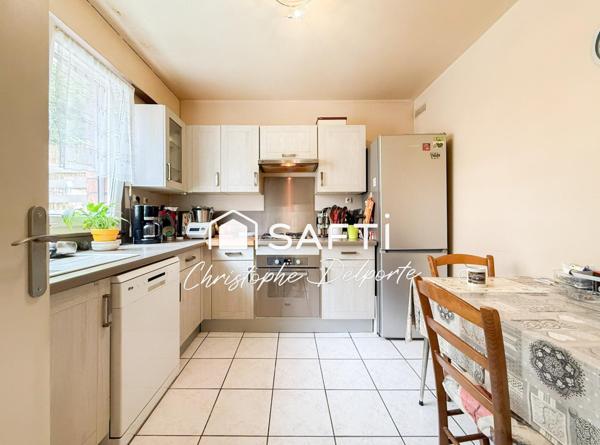 Maison avec terrasse et balcon et garage double