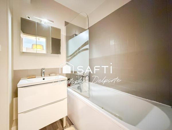 Maison avec terrasse et balcon et garage double