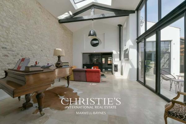 Longère rénovée avec piscine intérieure à proximité de La Rochelle – L’HOUMEAU